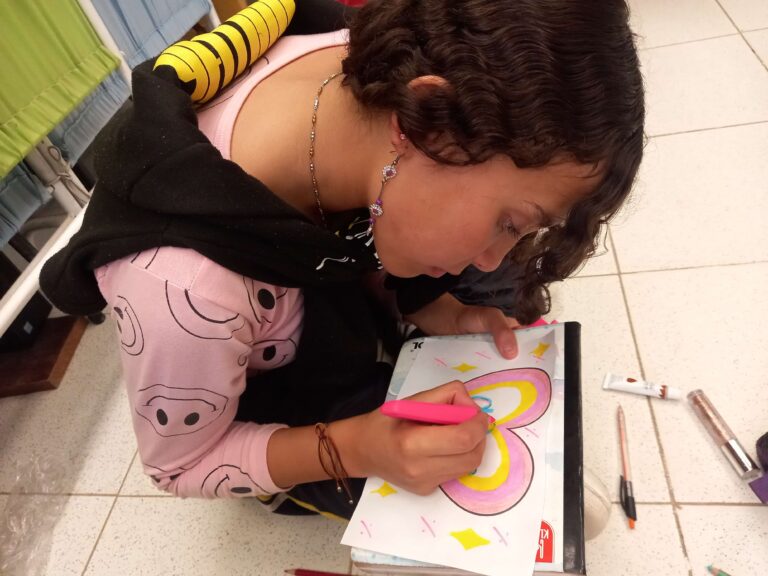 jóvenes evaluando visita al ancianato caracolí 2025 2 (1)